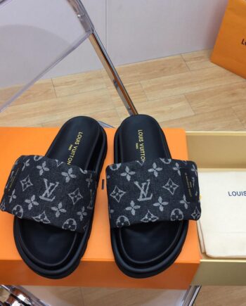 Loiu Pool Pillow Flat Comfort Mule (black).