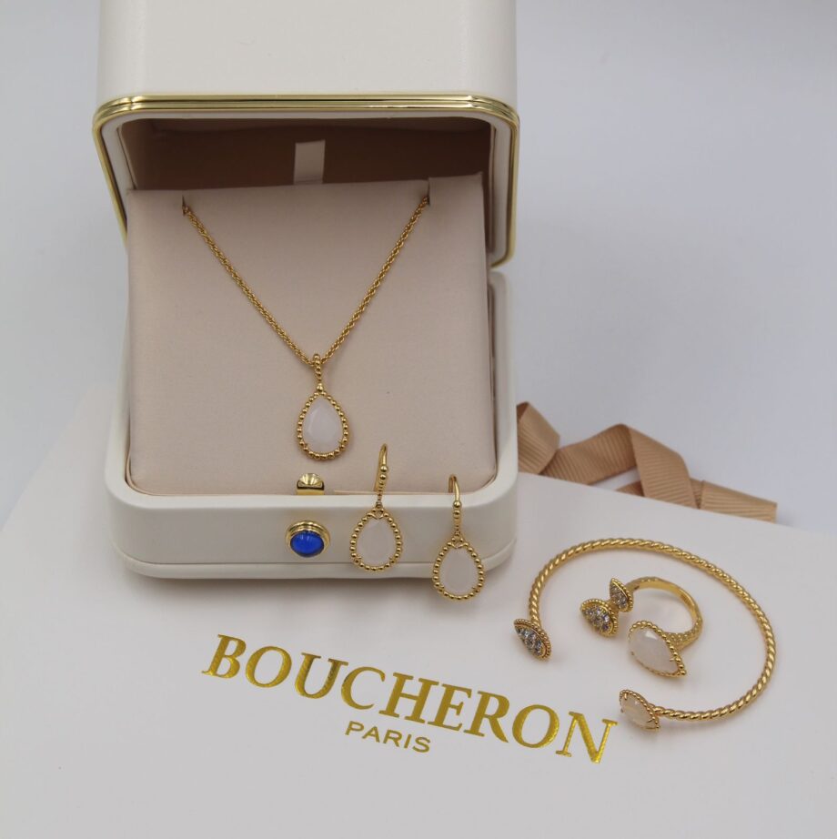 Boucheron Jewellery Set | gold toned metal.