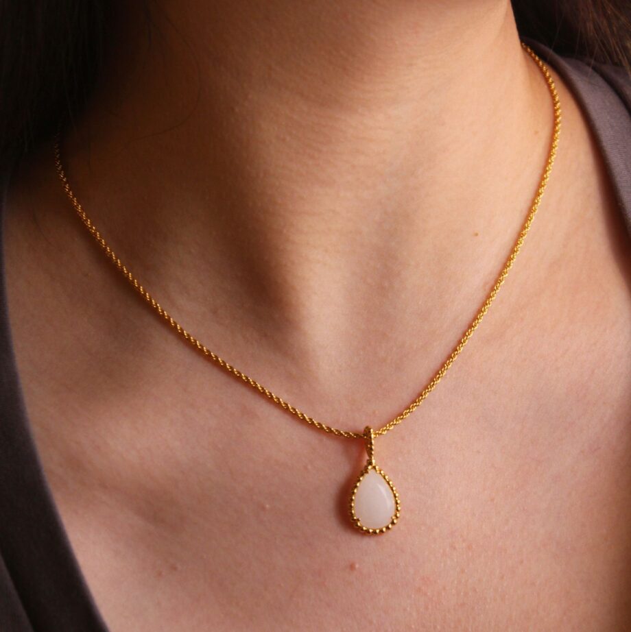 Boucheron Jewellery Set | gold toned metal.