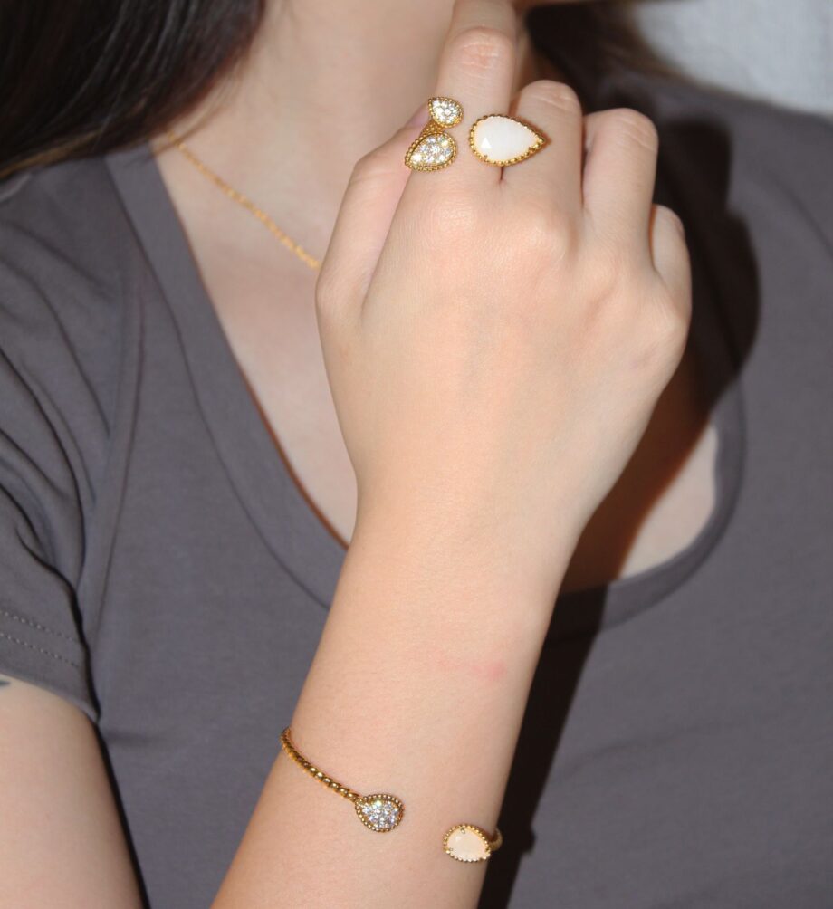 Boucheron Jewellery Set | gold toned metal.