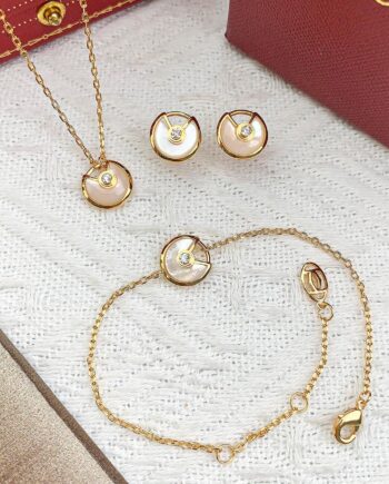 CRTER Amulette de Set in onyx motif with golden chain.