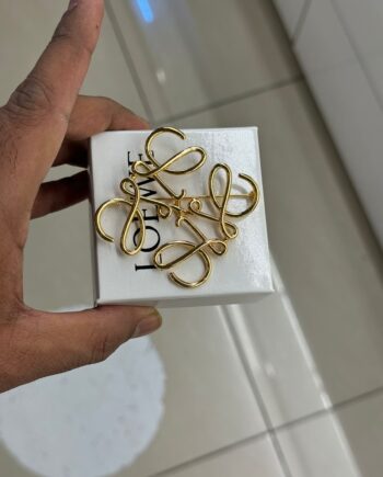 Loe brooch with distinctive Anagram logo.