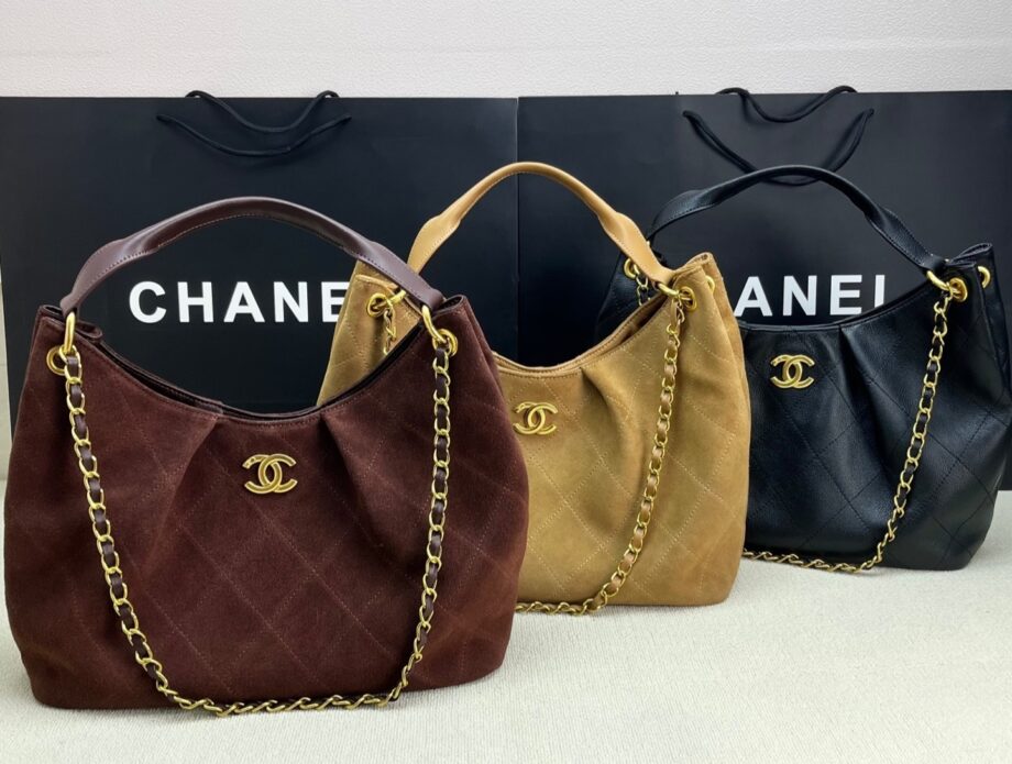CC 25A Tote Bag | gold-tone hardware and a chain strap.