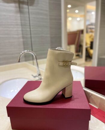 Valntino Garavani VLogo Signature Calfskin Ankle Boot | light beige.
