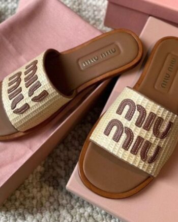 Mīū Mīū logo-patch raffia slides Beige
